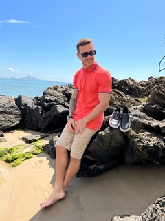 BERMUDA MASCULINA SARJA COM ELASTANO LISA BEGE AREIA - loja online