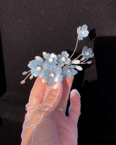 Arranjo Floral Azul Serenity “Yvi” Madrinha - Li Art Acessórios de Luxo