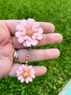 Enfeite flor rosa bebe