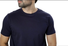 CAMISETA PREMIUM PIMA MARINHO na internet