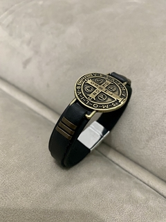 Pulseira de Couro medalha de são bento Dourada - comprar online