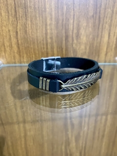 Pulseira de Couro Pena Dourada na internet
