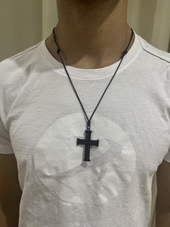 Cordão casual Cruz Força e Coragem na internet