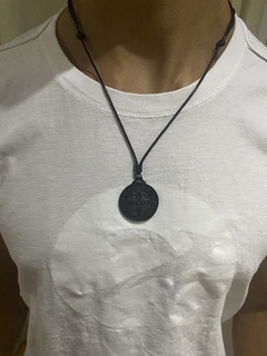 Cordão casual medalha de São Bento na internet