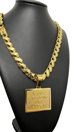 Cordão Friso S com Pingente plaquinha Frase “Jesus é o dono do Lugar” - Loja do Bart Pulseiras