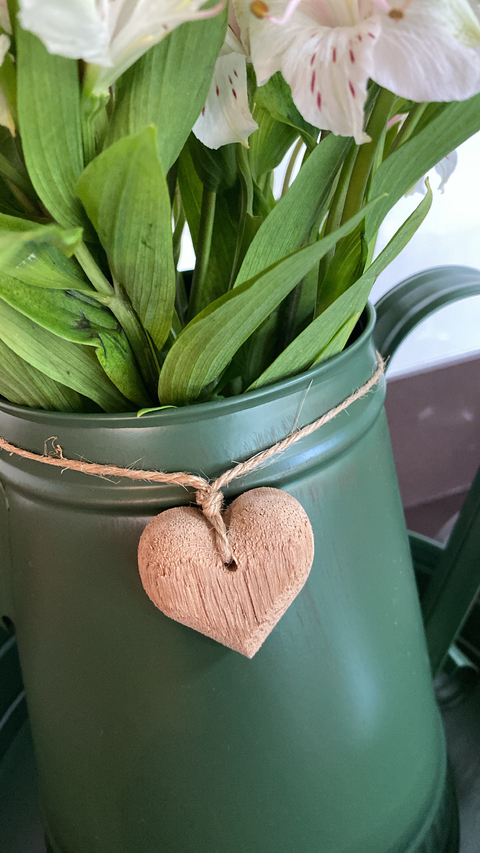 Pingente de coração em madeira 6cm com cordão