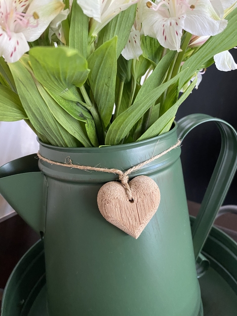 Pingente de coração em madeira 4 cm com cordão