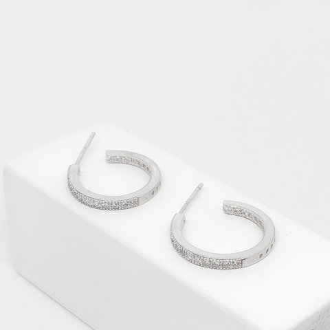 BRINCO DE MEIA ARGOLA CRAVEJADA TOTAL