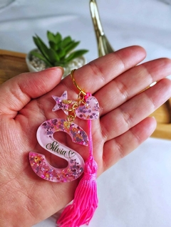 Chaveiro Letra + pingentes + tassel