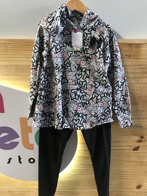 Conjunto com capuz e aplique de laço