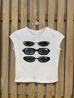 Remera de algodón estapado anteojos manga japonesa.