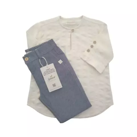 Bata de algodão sustentável e calça infantil de algodão regenerado, em conjunto.