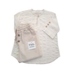 Conjunto infantil composto por bata em algodão e poliester pet e calça em algodão sustentável