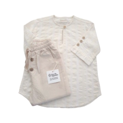 Conjunto infantil composto por bata em algodão e poliester pet e calça em algodão sustentável