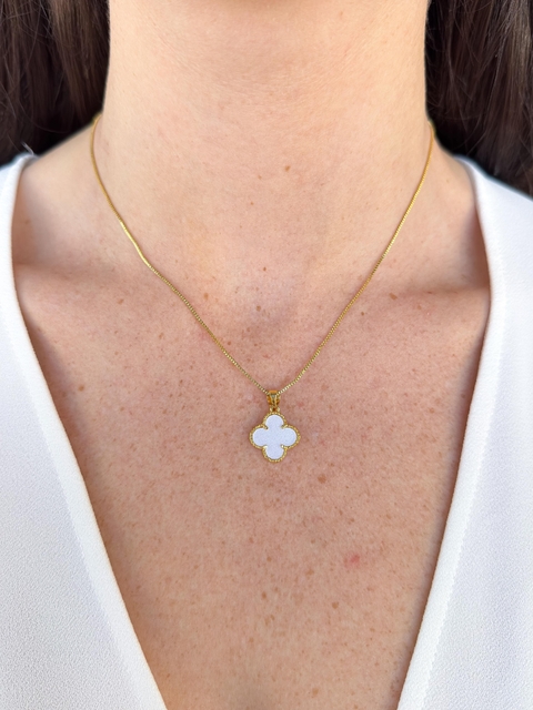 Colar c/ Pingente Trevo Perolado Banhado a Ouro 18K - comprar online