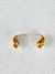 Brinco Gota Pequena c/ Detalhes Riscos Banhado em Ouro 18K - comprar online