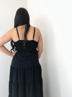 Vestido Longo Preto com decote V na internet