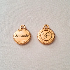 Pingente dourado com a palavra "Amizade" e um desenho de quebra-cabeça, representando conexão e amizade.