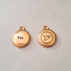 Pulseira Ágata Cornalina com pingente dourado, um lado com a palavra "Paz" e o outro com a imagem de uma pomba.