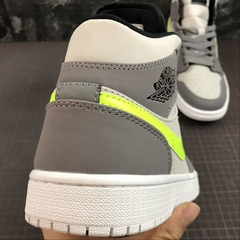 Air Jordan 1 Mid Gs 554724072 na internet