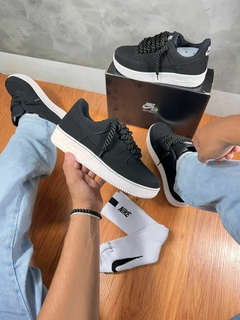 NIKE AIR FORCE PRETO/CARDAÇO GROSSO na internet