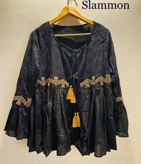 Chaqueta broderie negra con bordados dorados