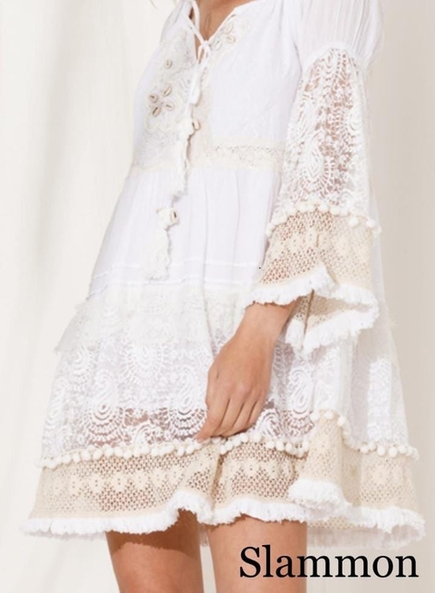 Vestido bordado de caracoles