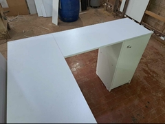 Mesa wem L com 2 gavetas e armário MDF - comprar online