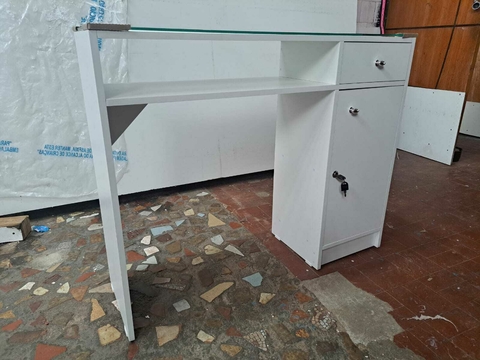 Mesa Com Gaveta e Armário com vidro