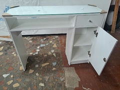 Mesa Com Gaveta e Armário com vidro na internet