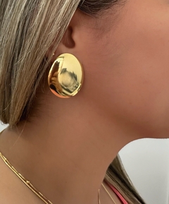 Brinco orgânico liso grande banhado a ouro 18k - comprar online