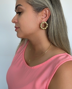Argola frontal torcida grande banho ouro 18k na internet