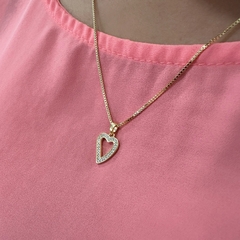 Colar coração vazado e cravejado banho ouro 18k