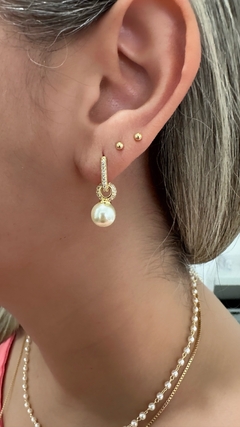 Brinco argola quadrada cravejada com pingente pérola banho ouro 18k