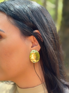 Brinco orgânico liso grande banhado a ouro 18k