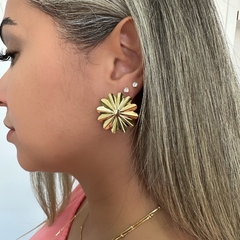 Brinco Flor banhado a ouro 18k na internet