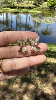 Brinco borboleta cravejado e pérola banho ouro 18k