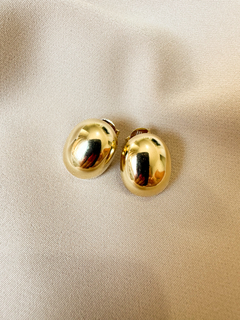 Brinco Botão Oval Clarice - em banho ouro 18k