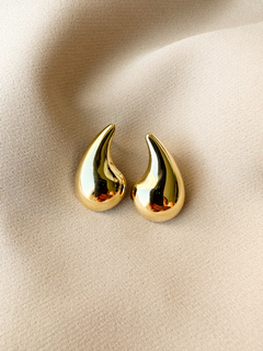 Brinco Vírgula Oca Carol M - em banho ouro 18k - comprar online