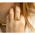Anel Curvado com Zircônia Folheado a Ouro 18k.