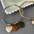 Bracelete Ondulado com Corações Neutros Folheado a Ouro 18k.