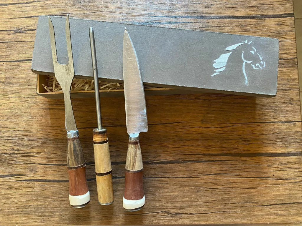 Tenedor, cuchillo y chaira en cajita