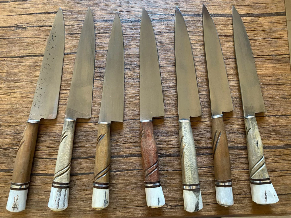 Cuchillo campero con mango de asta y madera 18 cm de hoja
