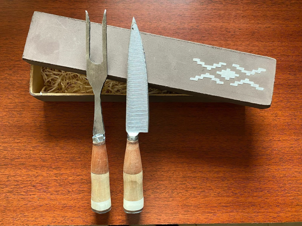 Cuchillo artesanal y tenedor de dos dientes en cajita