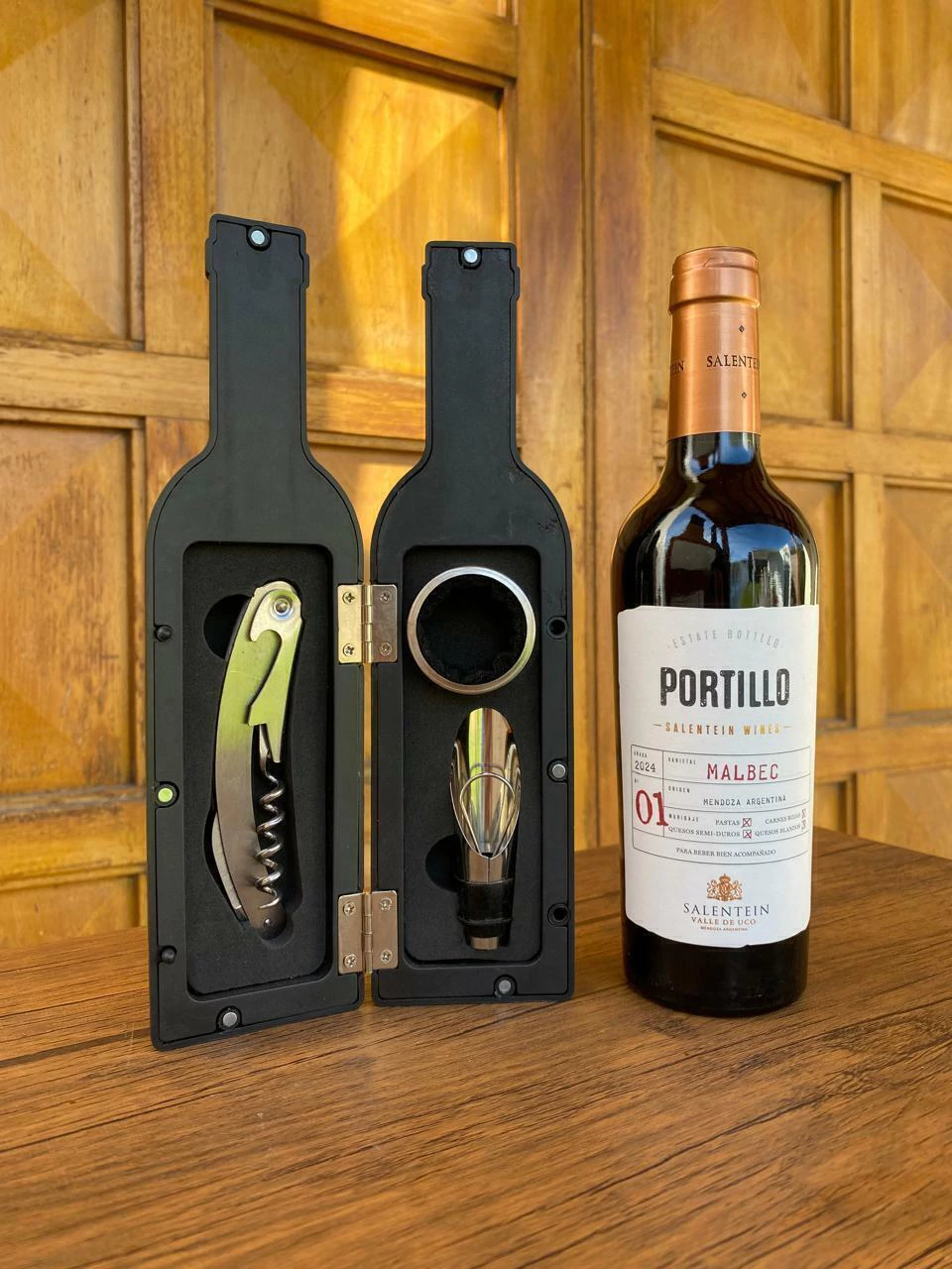 Botella imantada + botella de vino