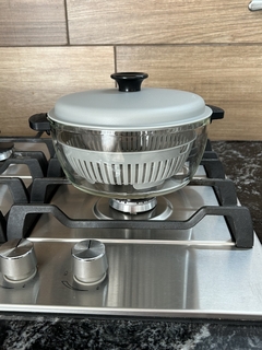 CACEROLA DE VIDRIO BOROSILICATADO CON AGARRADERAS EN SILICONA, TAPA Y COLADOR - Tienda Kalista