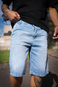 Bermuda Con Pinza Celeste - Izzullino Jeans