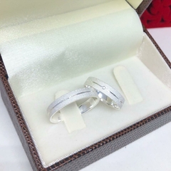 Aliança com brilho e pedra de zircônia 4mm