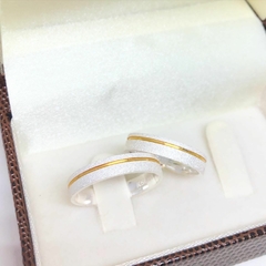 Aliança com filete dourado 4mm