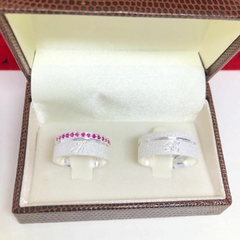 Aliança com inicial 8mm 15 pedras de zircônia